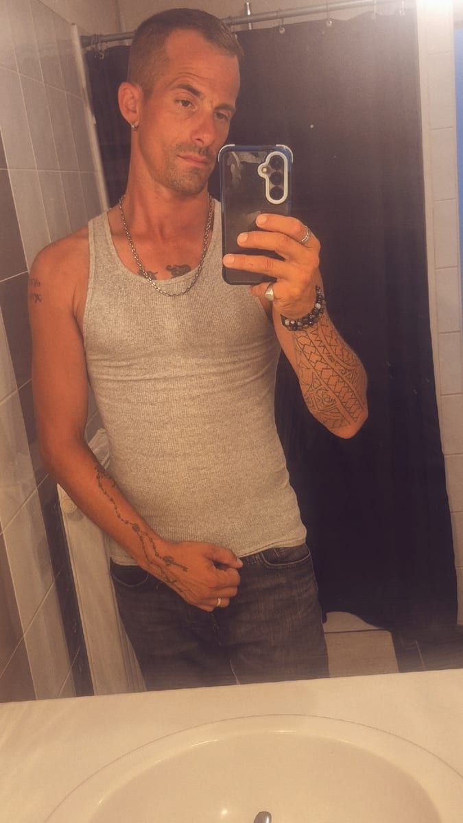 Ouissam - Rencontre gay à Cornaux NE Profil de Ouissam, 45 ans, Rencontre gay à Cornaux NE (Neuchâtel)